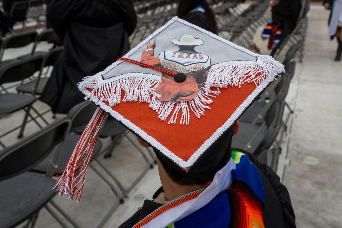 UTAustin's tweet photo. Graduating in style π€π #UTGrad24 https://t.co/43fvlxJwwK