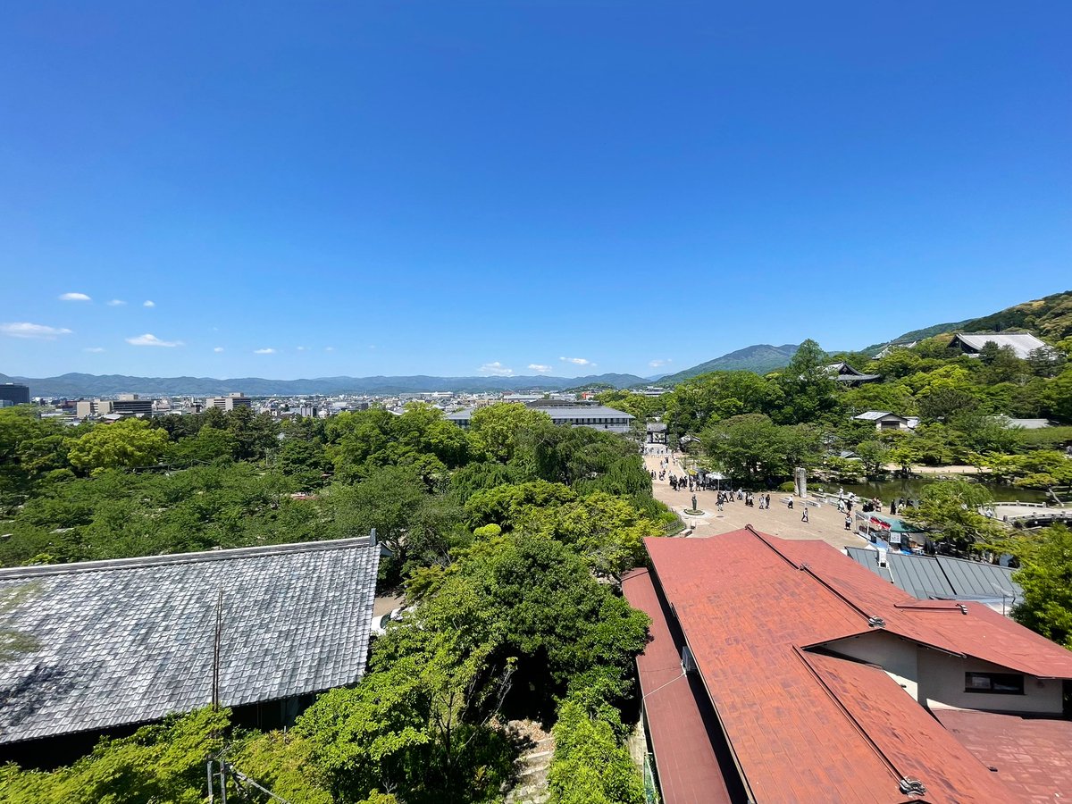 おはようございます🌞 今朝の最低気温8° 天候：晴れ☀️ 予報では最高気温25° 天候：晴れ☀️ 今朝はすっきり気持ち良く晴れた京都東山🏔️ 【今日の長楽館】3階の御成の間から見下ろすと前には京都の山々が見渡せます 本日も皆さまのご来館をお待ちしております🙇‍♂