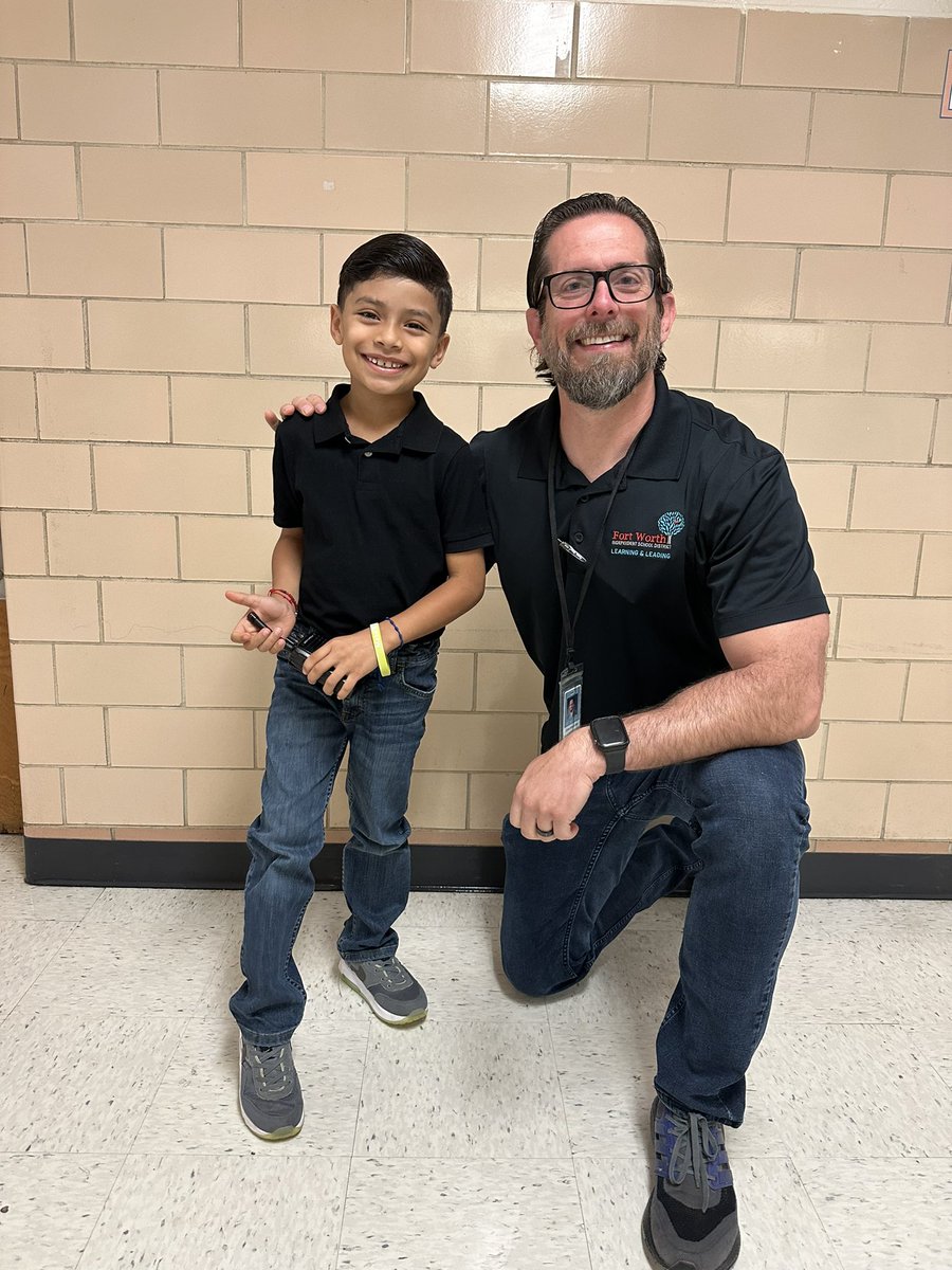 🍎 Principal for the Day, Cruz, helped during arrival, checked on teachers, and even read to students. 👍 Great job, Cruz! @BurtonHillFWISD #WeAreFamily ❤️🦬