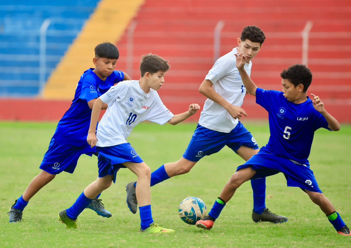 indeselsalvador's tweet photo. #CopaAlevines | Comenzó la triangular final de la fase regional de la zona occidental. El primer partido de la jornada es entre El Refugio y Santa Ana 1, encuentro que se está desarrollando en el Estadio Óscar Alberto Quiteño. 

El segundo partido enfrentará a San Julián y Santa Ana 1.

#ConstruyendoElCamino