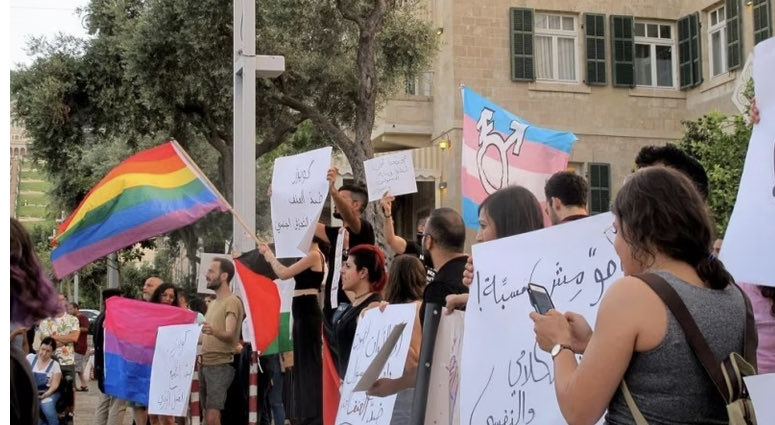 Los del LGTB con banderas de Palestina??? Vayan chiques, no saben lo bien que los van a tratar . Ignorancia supina.
