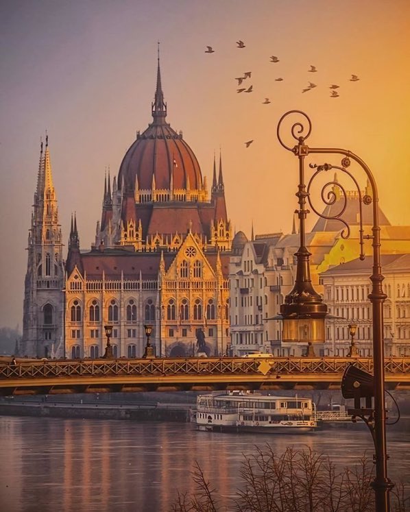 #Budapest, il cuore dell'Ungheria, è una città ricca di storia e cultura, adagiata lungo il fiume Danubio.