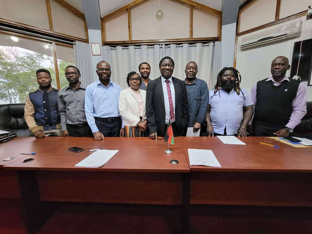 The Ministry of Agriculture, through Mega Farm Unit, has signed a Memorandum of Understanding with seven mega farmers to revamp Dwambadzi Mega Farm to promote and enhance livestock farming. facebook.com/share/p/v668kv…