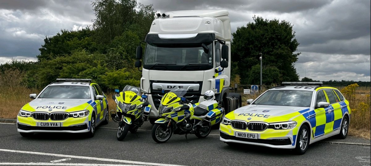 Last week Roads Policing officers utilised an unmarked HGV provided by #nationalhighways to spot road traffic offences as part of #OpTramline on the M40 Oxon & Bucks and on the M25 Bucks. 90 offences were dealt with by officers...40 of which were drivers using a mobile phone!