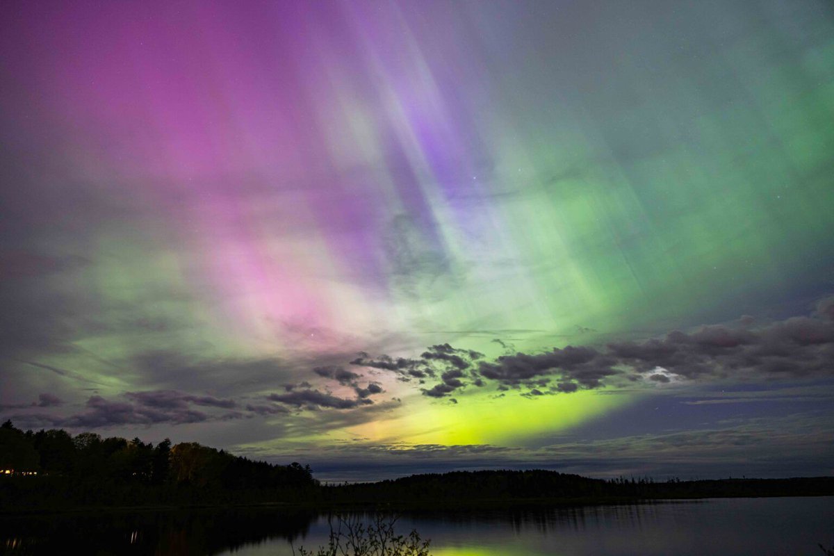 An extreme (G5) geomagnetic storm hit Earth last weekend, delighting viewers as far south as Florida with green and red curtains of light. buff.ly/4bhEwah