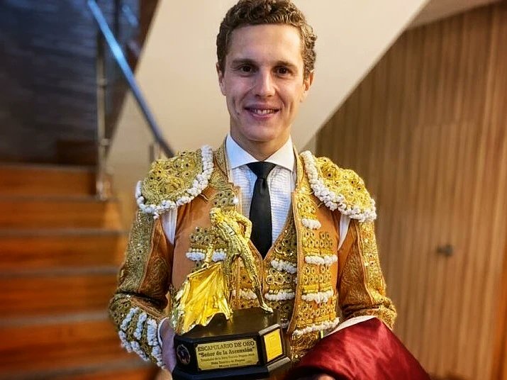 Tras cortar 3 orejas de los toros de Guillermo Manrique, Adrien Salenc se llevó el Escapulario de Oro, recompensando al triunfador de la feria de Puquio (Perú) 🏆🇵🇪

📸 Diego Renato