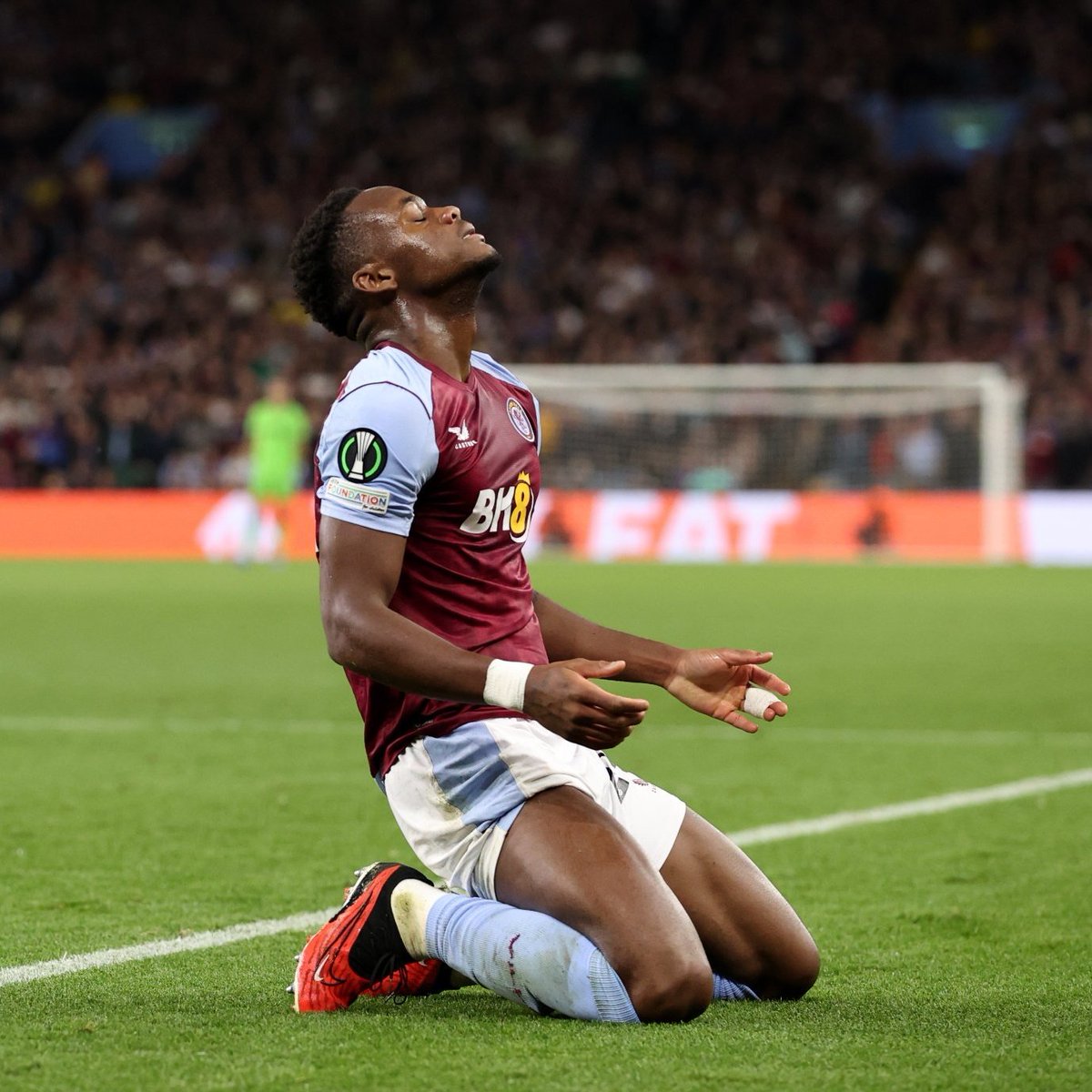 luisferpo's tweet photo. 🔄 79': Ingresa Jhon Durán.
⚽️ 85': Aston Villa 2-3 Liverpool. (Descuenta el colombiano).
⚽️ 88': Aston Villa 3-3 Liverpool (Empata el colombiano).

🔥 ¡Impacto inmediato! 🇨🇴 https://t.co/g8vRZ0YxyK