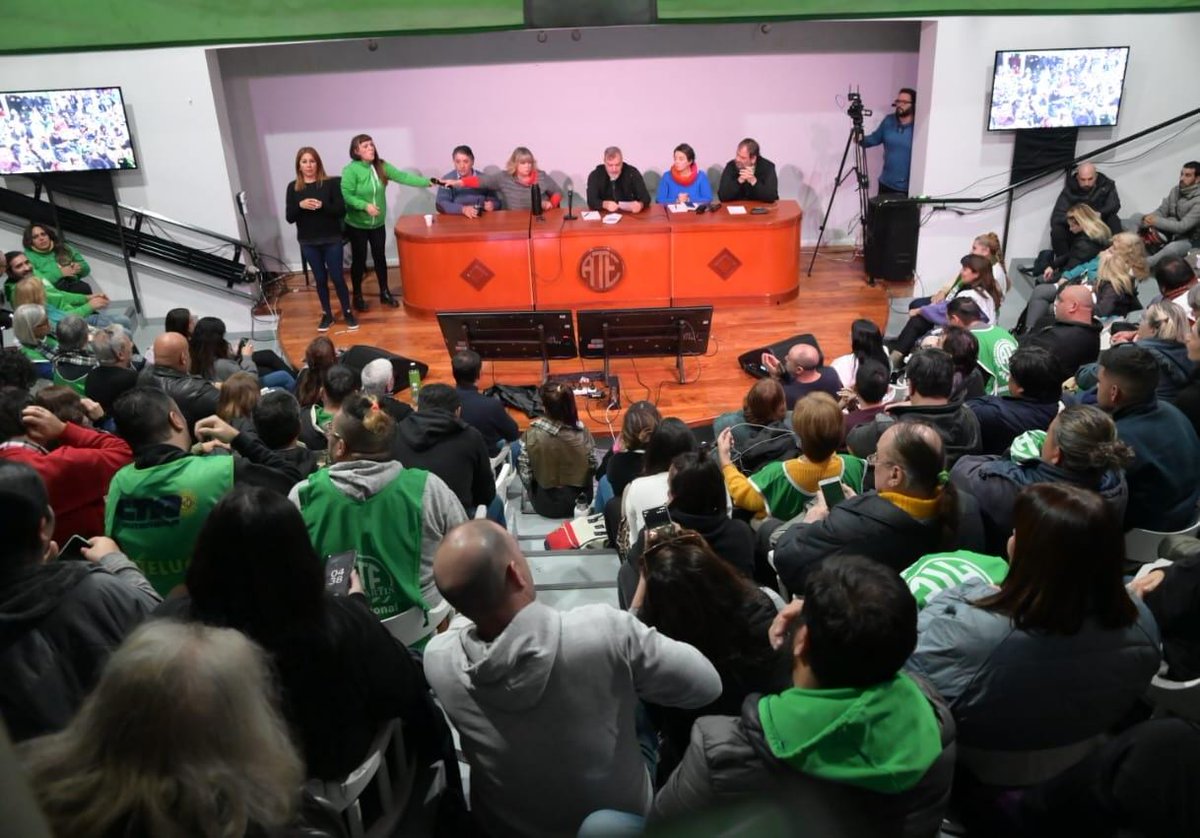 URGENTE!!
MOVILIZACIÓN DE ATE A TECHINT ESTE JUEVES A LAS 12 HS!!

MÁS DE 1.000 DELEGADOS VOTARON UNA NUEVA JORNADA NACIONAL DE LUCHA!!

Llegó la hora de movilizarnos a la sede en la que realmente funciona el Gobierno. Las principales decisiones ya no se toman en Balcarce 50.