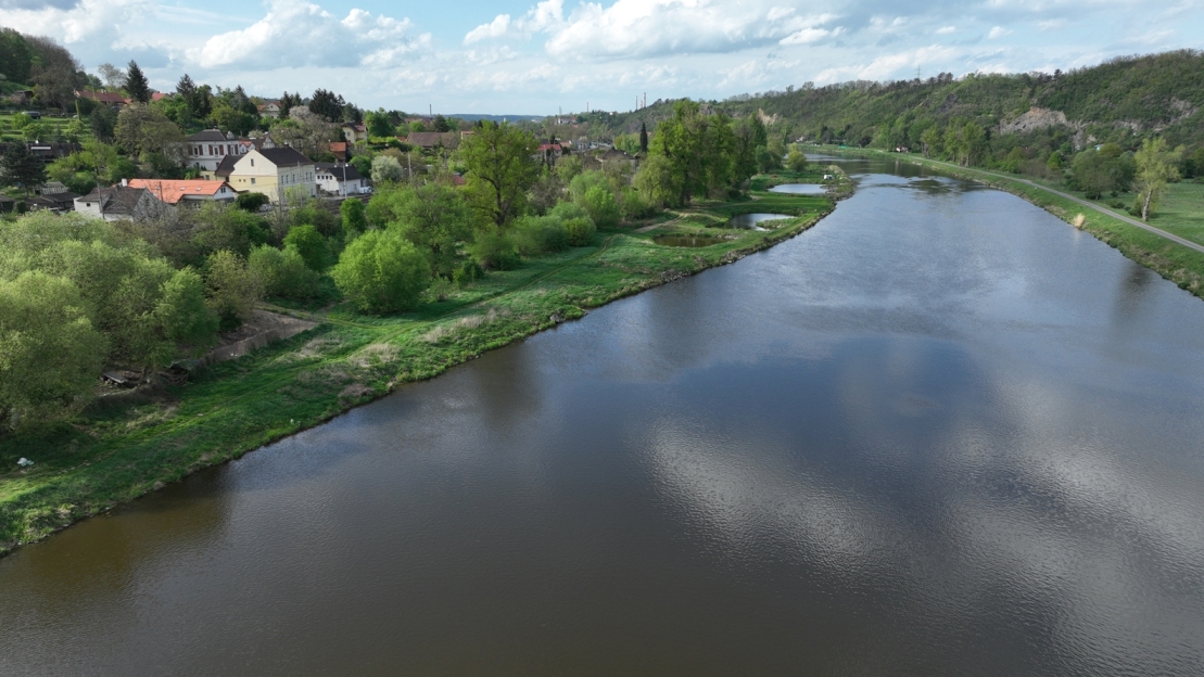 U plavební komory Dolánky na Vltavě jsme zahájili stavbu dalších z řady nových čekacích stání pro malá plavidla.🚤
V horní ani dolní rejdě plavební komory doposud žádné čekací stání pro rekreační plavidla neexistovalo. Stavba by měla být hotova letos na podzim.
#SFDI #plavba