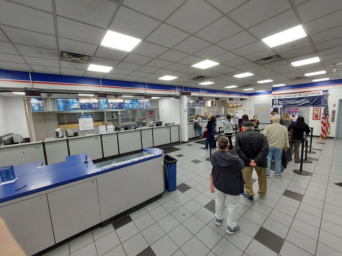 KarlWoitach's tweet photo. Hey @USPS and @USPSHelp - 11 people on line at 4:50pm...seems like legitimate cause for more than ONE clerk at Ansonia Station 10023.  I'll spring for another lincoln head for a first class stamp if it helps https://t.co/CUzXZ7TsD4