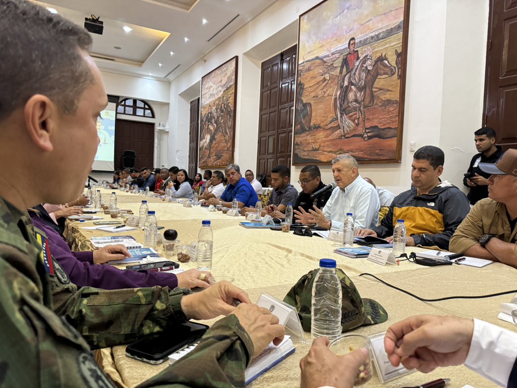 OviedoPSUV's tweet photo. La cosa es trabajando con @amarcanopsuv y con @nicolasmaduro, hoy en el Consejo de planificación del estado Bolívar para organizar proyectos y ejecutarlos en este segundo semestre del año y vamos por más
#5SeñasDelPueblo https://t.co/S99LDGNDX5