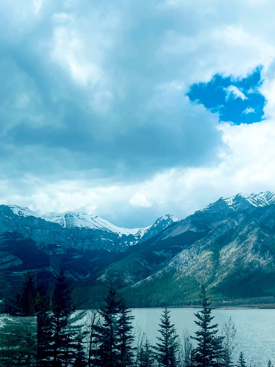 I usually would never want to do a Monday twice 😂 We flew at 10:15am from London & arrived at 12.15pm in Calgary 🤯 But it’s worth it! These are the scenes travelling to Banff and it’s just beautiful.