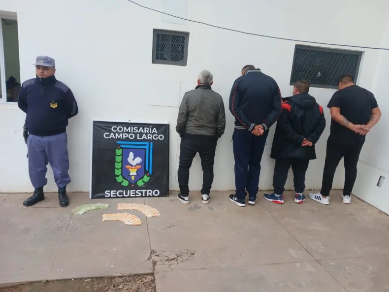 𝗖𝗨𝗔𝗧𝗥𝗢 𝗣𝗘𝗥𝗗𝗘𝗗𝗢𝗥𝗘𝗦

Presentaron un ticket falso de la quiniela y cobraron 300 mil pesos en una agencia de Campo Largo.

Efectivos de la Comisaría los detuvieron, recuperaron la plata y encima le secuestraron una camioneta. 

PD: Jugar fuera de la ley es perjudicial