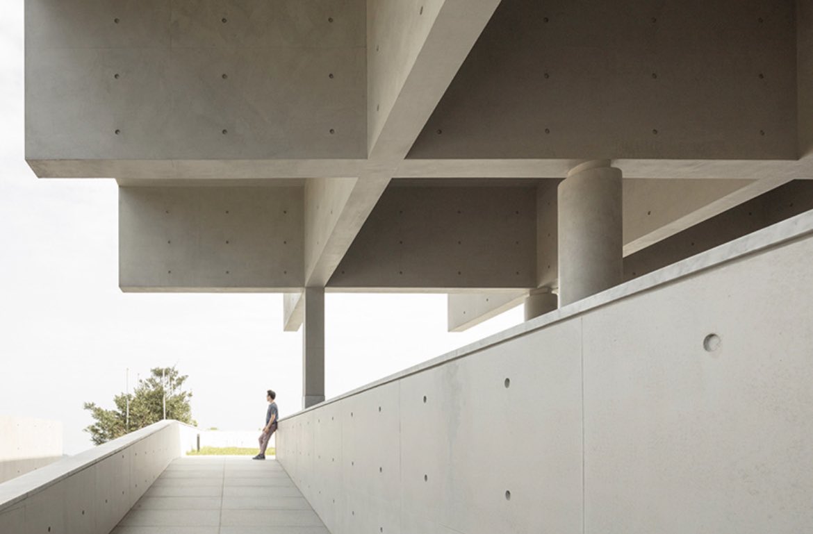 La puresa i la senzillesa que traspua Siza no deixa indiferent. 🔸Mausoleu Chia Ching (2017) Nova Taipei , #Taiwan :::: Álvaro Siza + Carlos Castanheira #brutalmonday #arquitectura #architecture #concrete