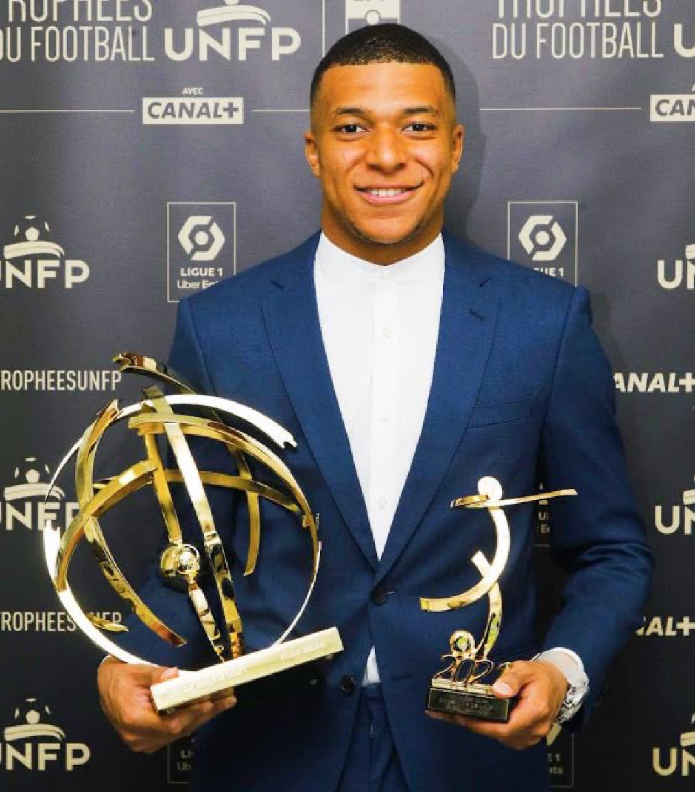 🔴🔵👋🏻 Mbappé wins the Best Player of the Season in Ligue1.

“I thank all the people of the club, and the president. I will miss it. I’m leaving with my head held high”, Mbappé says.