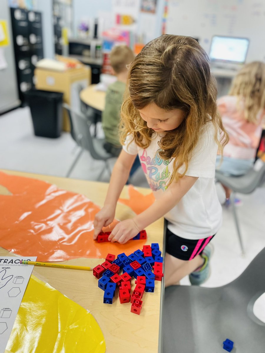 mrskenzieadamsK's tweet photo. Day one of our dinosaur stations! We love Dino week! ❤️🦕🦖 @RockfieldE https://t.co/ESxy1Z03Ru