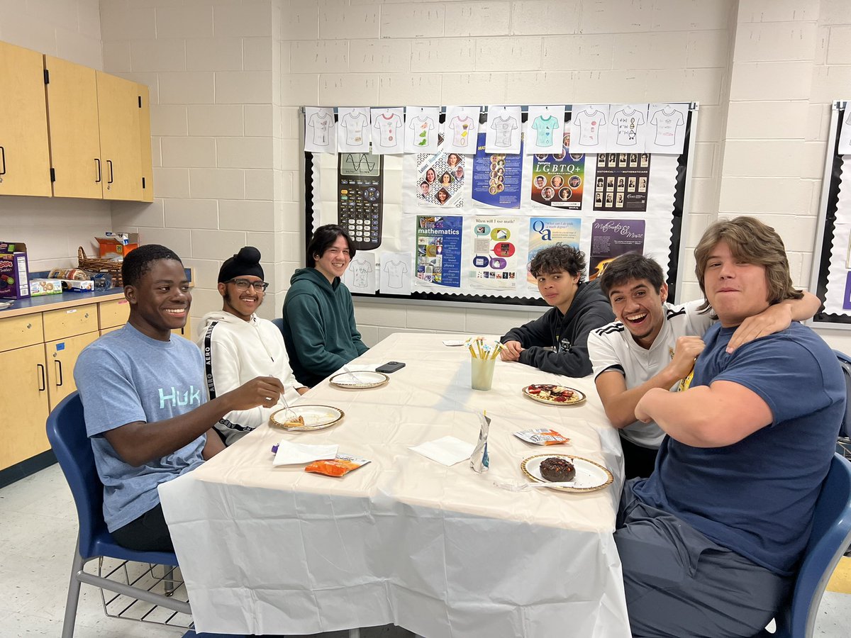 math_chen's tweet photo. @chsmualpha @ColoniaHigh AP calc breakfast! Getting⛽️ fuel before striving for the ✋ https://t.co/7cTWeupyVn