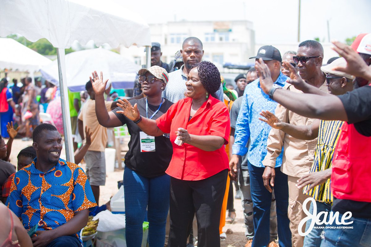 I toured several registration centers in the Central Region to observe the progress of the process. The network issue appears to be widespread, with many registrations being conducted offline. The Electoral Commission (EC) must prioritize resolving all issues and strive to