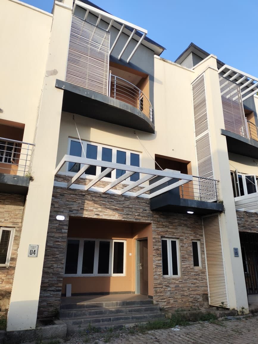 Costnothingng's tweet photo. Distress sale‼️
Standard 4 bedroom terrace duplex with BQ. Location: Garki Area 1 behind VIO. Abuja
Price: 110M, 
broker fee:5% 
inspection fee applied. 
Contact: +2347031838009 

#AVFC #MothersDay #YSRCPWinningBig #GTvsKKR #PropertyManagement https://t.co/TXgxVXFeLV