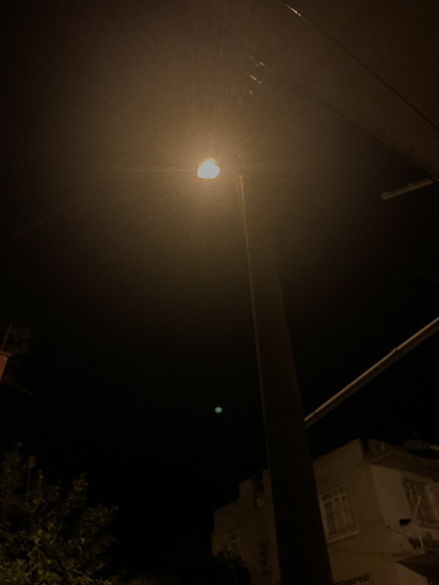 Dış görünüşe bakarsan sadece aydınlatıyor oysa ışığın da neler oluyor kimsenin ruhu duymuyor dışı yanıltır içi aydınlatır…