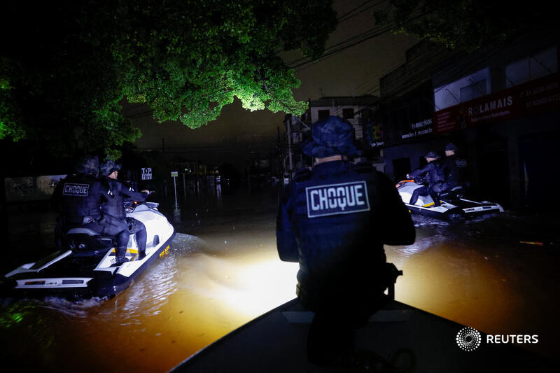Police officers patrol on jet skis to prevent theft in a flooded area, in downtown Porto Alegre, Rio Grande do Sul state, Brazil reut.rs/44FGcrz 📷 Adriano Machado
