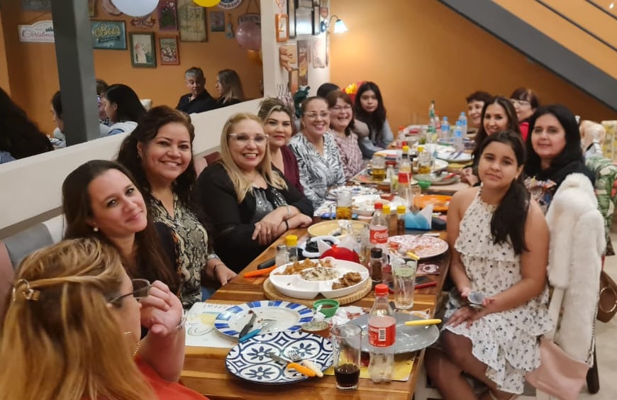 EnginAkyurekPy's tweet photo. Reunión de Enginas!!
Festejamos juntas  el cumpleaños de
Anita 🌹y Lili!! 🌹
Apoyando a nuestro  querido  
#EnginAkyürek 
#EnginAkyürekParaguay 
#Enginas 
@Artistanbul1 https://t.co/w7C2mX20gO
