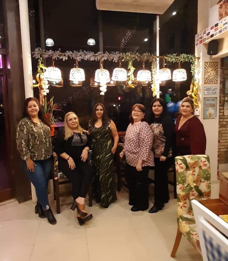 EnginAkyurekPy's tweet photo. Reunión de Enginas!!
Festejamos juntas  el cumpleaños de
Anita 🌹y Lili!! 🌹
Apoyando a nuestro  querido  
#EnginAkyürek 
#EnginAkyürekParaguay 
#Enginas 
@Artistanbul1 https://t.co/w7C2mX20gO