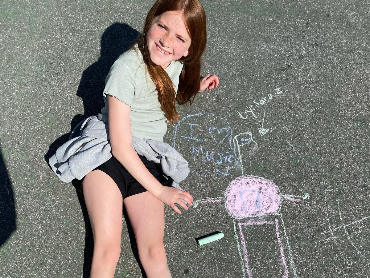 1/2 Let the 3rd graders test MCAS in peace and quiet-4th grade class went outside to draw their version of Noteman in chalk! I saw notepeople, notehorses, noteoctopus, and more! Nice job, 4D! @CPSSouthRow @MusicplayTV @nafme @MAMusicEd @CPSchoolsMA #noteman