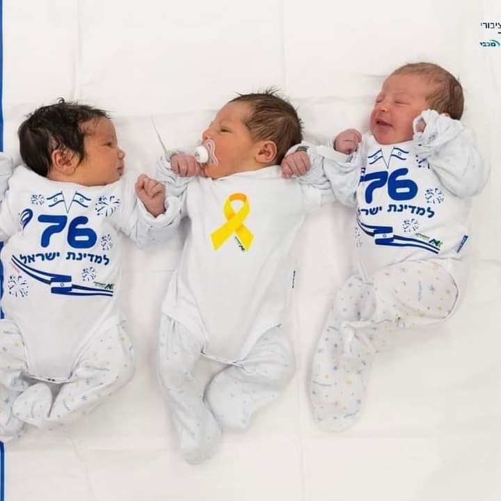 Los bebés nacidos en el Día de la Independencia en el Hospital Asuta Ashdod fueron vestidos con ropa azul y blanca en honor al 76o Día de la InDependencia de Israel