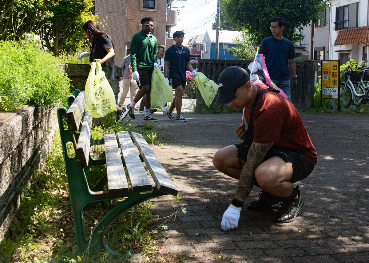 .@USAirForce & Japanese Air Self-Defense Force personnel & family members lend a hand to keep Yokota, Japan, beautiful as part of an annual beautification event in Fussa City 🇯🇵. Teaming up w/ the community in shared efforts like this strengthens our bonds w/ #AlliesAndPartners.
