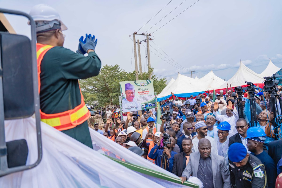 I had the honour and privilege today of performing the groundbreaking for the reconstruction of the 1.4km Water Intake Road from Patrick Yakowa Way to Maigero Junction, and the upgrading and maintenance of the 3.15km Maigero - Narayi Junction Way, totalling 4.55km. The