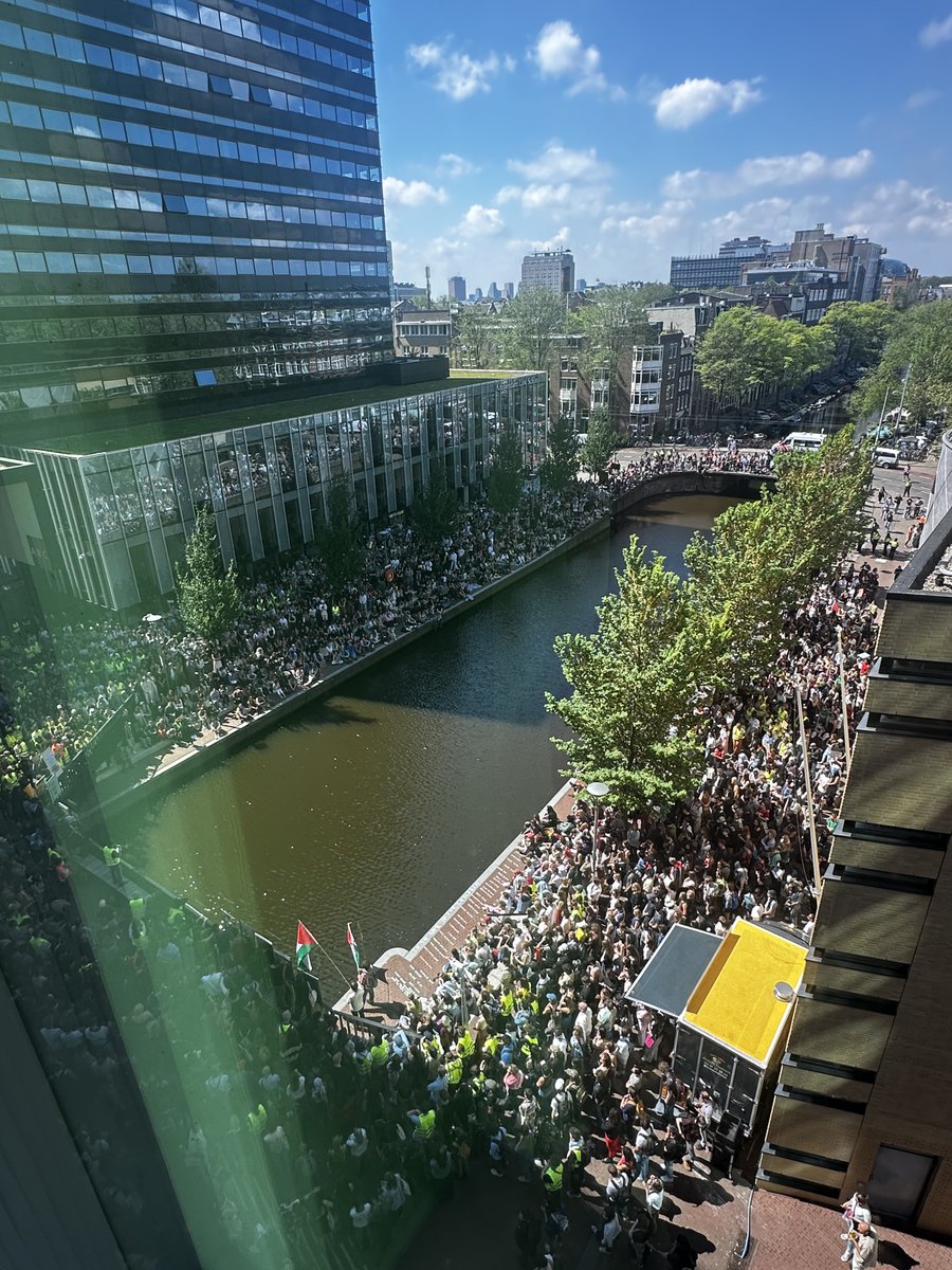 Another day at the University of Amsterdam in times of genocide, a week after police was unleashed upon the peaceful student encampment. A 🧵