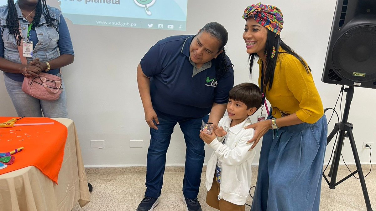 El departamento de Fomento y Promoción a la Cultura participa de la semana de Ornato y Aseo en el Instituto Justo Aroseman, donde realizaron charlas, talleres, exhibición y dinámicas para la reutilización de materiales, a los niños de preescolar. #SomosAAUD #TrabajandoPorPanamá