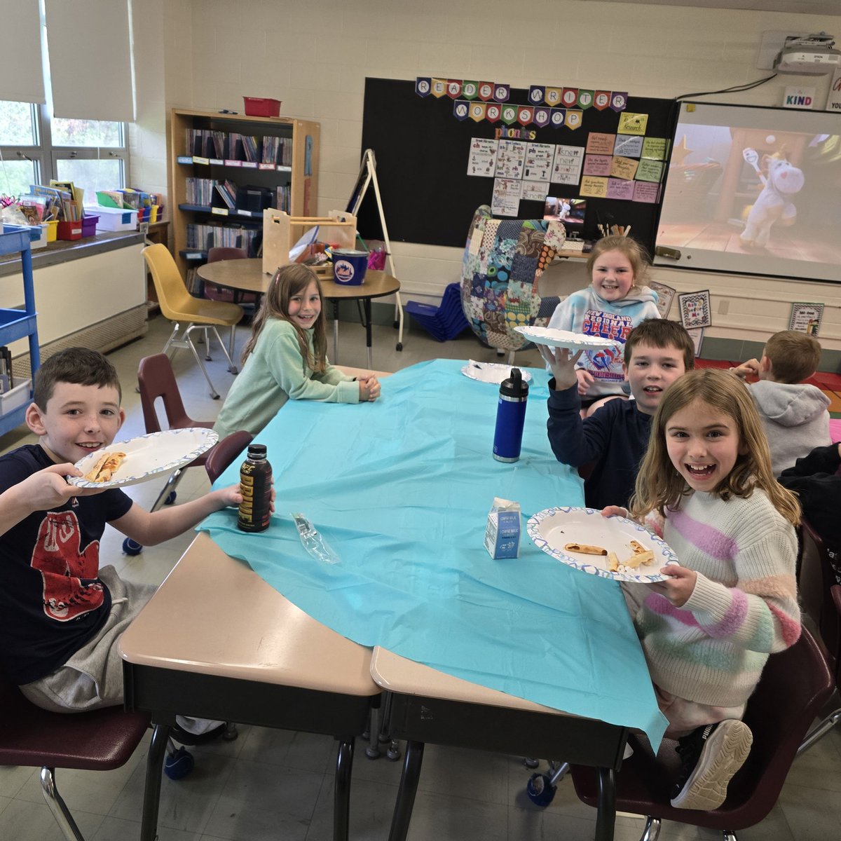 MzEngasser's tweet photo. Thank you @oprschool PAC for our pizza party! The students were THRILLED and enjoyed every bit. https://t.co/4vJrXBqLyW
