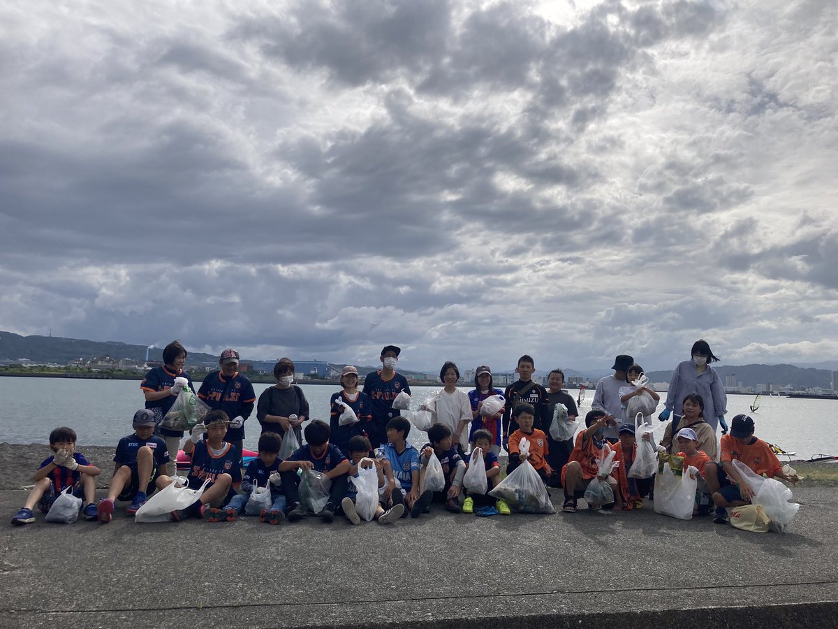 JoySoccer1's tweet photo. #楽しくやろうCGAゴミ拾い部
#Jサポ一斉清掃
#有度FC ⚽️
ごみ拾い後の試合では、ゴールポストが2回も防いでくれました‼️
当たって入るか
当たって外れるか https://t.co/a7XTlkN2f9