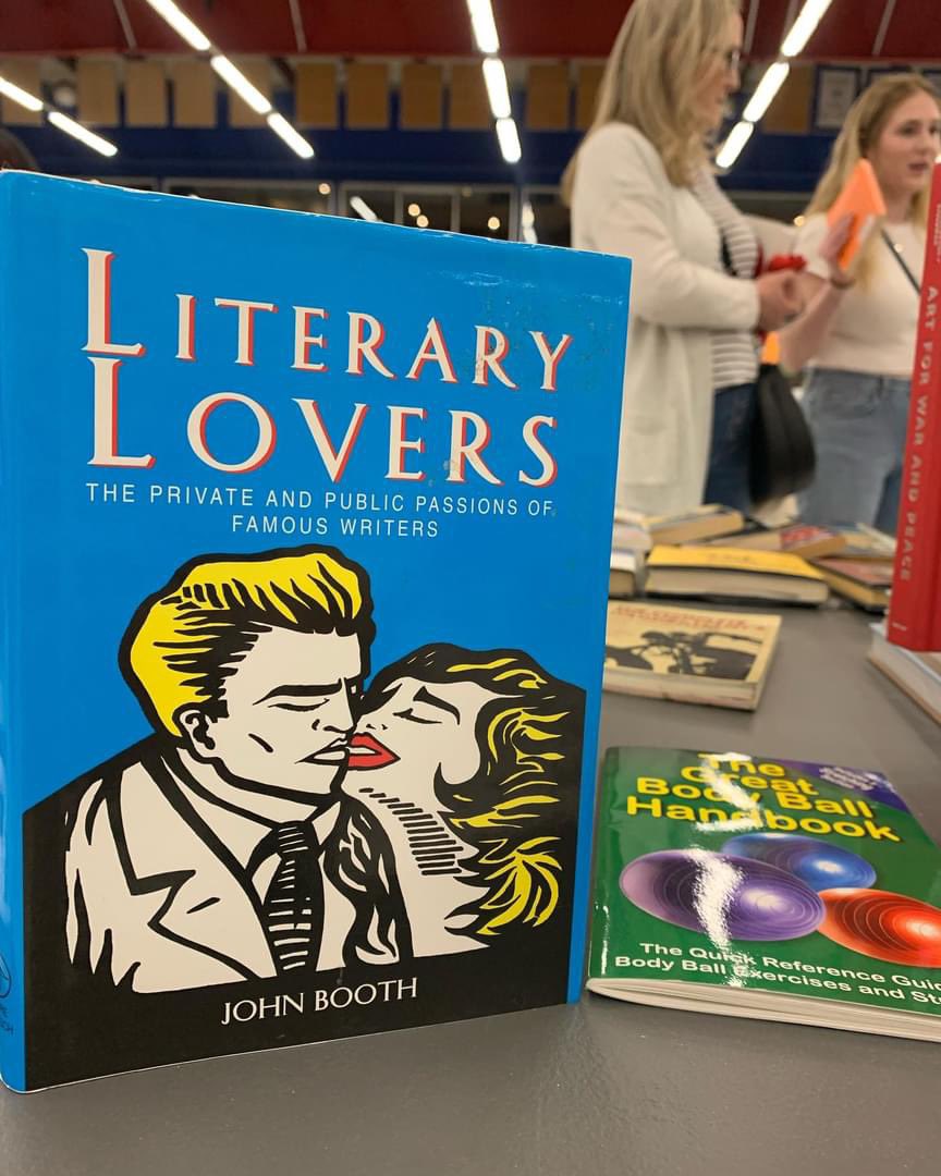 CalgaryReads's tweet photo. 📔🤓📔 Books about books and writers and reading, oh my!

https://t.co/C52ndfxdxl

#booksbooksbooks #yycreads #calgaryreads #calgaryreadsbigbooksale #yycwriters #calgarywriters #foundatbigbooksale https://t.co/L7KDJmdB4B