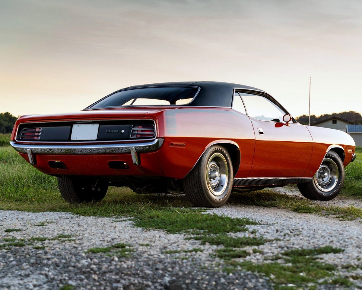 Is this HEMI Heaven? This 1970 #Plymouth HEMI 'Cuda is powered by a 426ci #HEMI #V8 and paired with a 727 TorqueFlite automatic transmission. Dressed in Tor-Red with black graphics, it sold for $159,500 at the 2024 #PalmBeach Auction. 

Learn more: bit.ly/PB24TW-1970Ply…