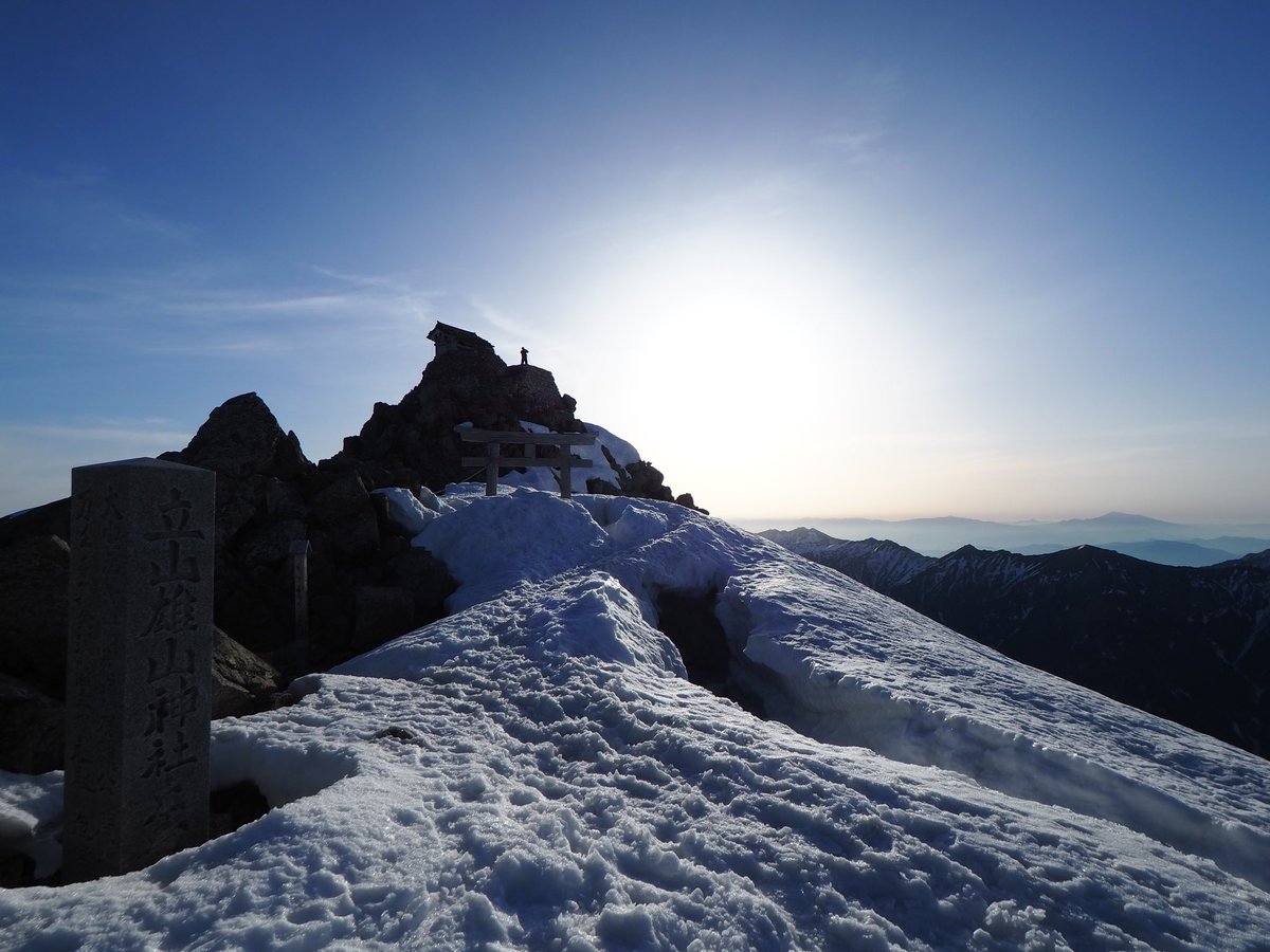 こないだ立山の縦走中、雄山神社で日の出を撮りに来てギリ間に合わなかったおじさんと会ったんだけど、ずっと山頂神社で三脚立てて位置調整しながら写真撮ってはったので、ほぼ全ての私の雄山の写真におじさんが写ってて、後から見返してめっちゃ面白くなってわろてる🤣
おじさんカッケー！！