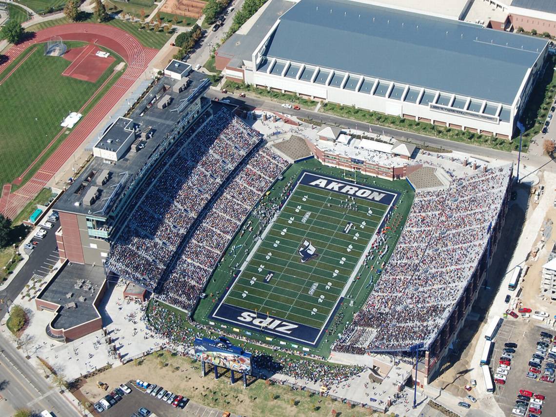 After our showcase at Choate and a great conversation with @Coach_J_Rod, I am happy to announce that I have received an offer from the University of Akron @ZipsFB @GridironImports @GIfootballChris @PeterDaletzki @coach_spinnato @DevAthletes @ImmoOsterkamp