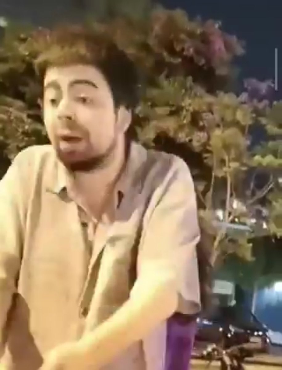 cristian_arayal's tweet image. ¿Qué será de estos “jóvenes idealistas”? Los que por diversión obligaban a chilenos comunes y corrientes a bajarse de los autos a humillarse, forzándolos a bailar para poder pasar. ¿En qué estarán?