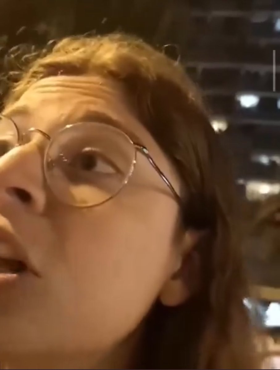 cristian_arayal's tweet image. ¿Qué será de estos “jóvenes idealistas”? Los que por diversión obligaban a chilenos comunes y corrientes a bajarse de los autos a humillarse, forzándolos a bailar para poder pasar. ¿En qué estarán?