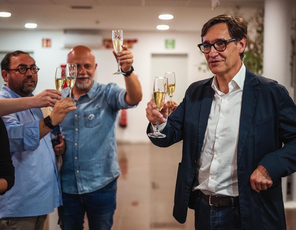 Emociones. #IllaPresident #ActosPúblicos #Telegenia #Producción #Equipo #CampañaElectoral #ForçaPerGovernar 🌹 Gracias al gran @Jordiplays1 y al gran @EmilioMorenatti por estos, ya eternos, 📸 frames en mi memoria de una noche histórica! @PSC_Cornella @PSCBaix @socialistes_cat