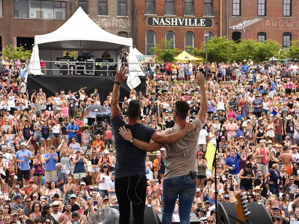 The whole crew can't make it to @CountryMusic's CMA fest? No worries, we've got a couple single tickets left so you don't have to miss it! HURRY! 🎶 ⬇️ 
reservations.visitmusiccity.com/attraction/sin…