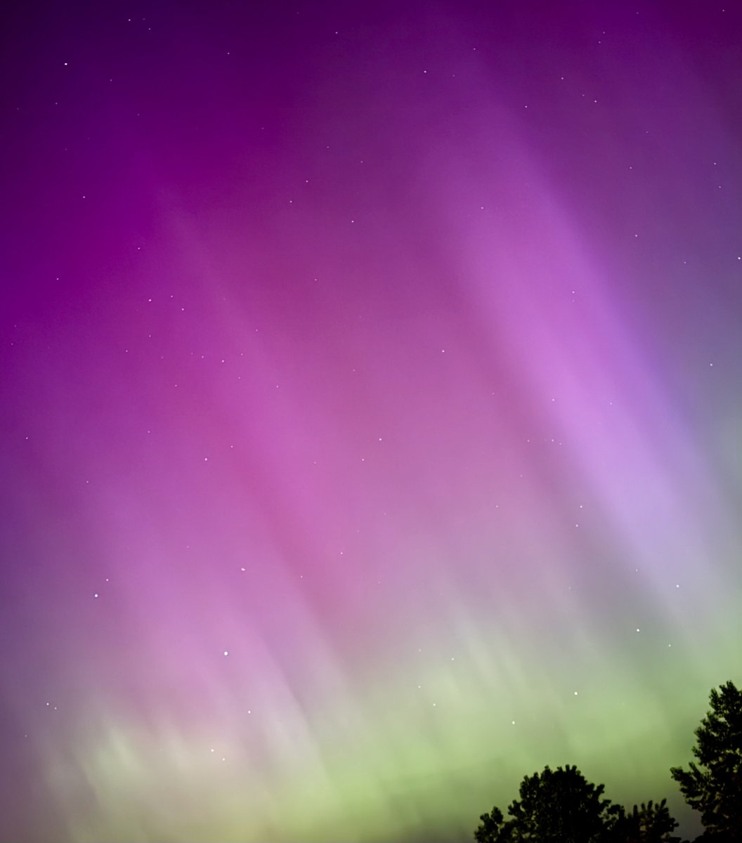 The #NorthernLights weren’t so northern this past weekend 🤩 Normally very rare to see outside of the far north, the vibrant hues of purple and green were visible all over the world, thanks to a rare geomagnetic storm. 📸 @mattgiesting, @davedonahue, @hoodoodawn, @circusgnome