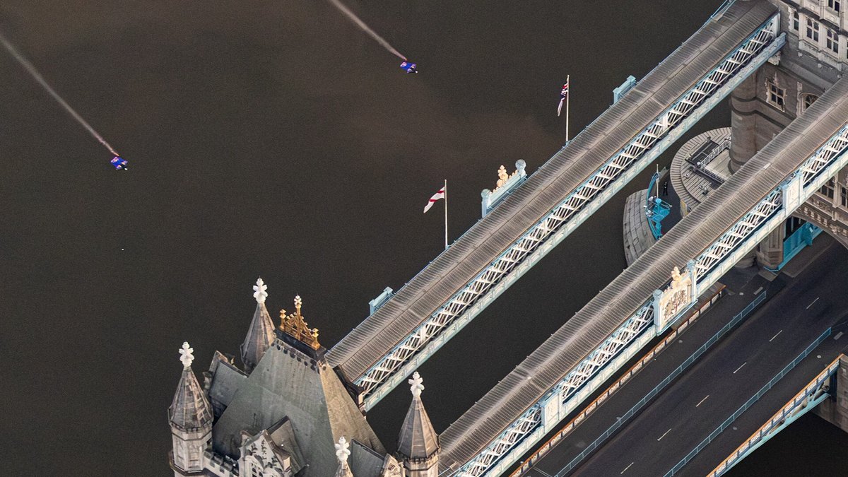 VIDÉO | Les folles images de deux parachutistes qui traversent le Tower Bridge de Londres en wingsuit Les deux sportifs autrichiens sont les premiers à y être parvenus ➡️ l.leparisien.fr/wnYj