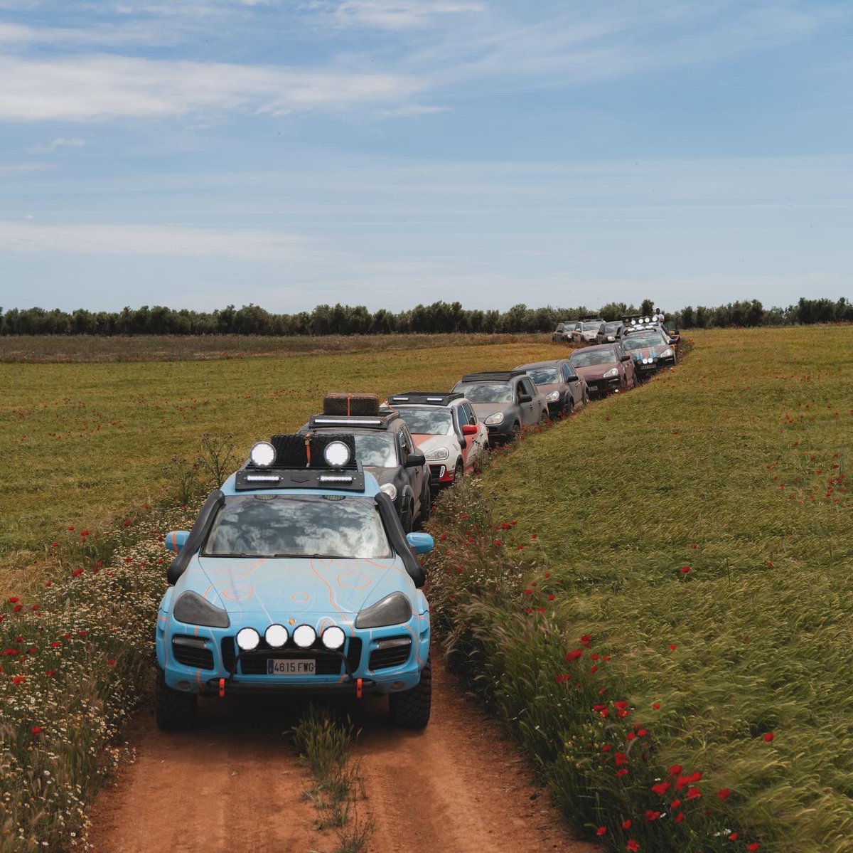 cmagudo's tweet photo. Evento #OffRoadLaMancha 🔝🔝🔝
@porscheclubespana @bymywheels

#porsche #porscheclub #porscheoffroad #porschecayenne #porschebymywheels #porschemoment #porschelife https://t.co/R7pqayqUZv