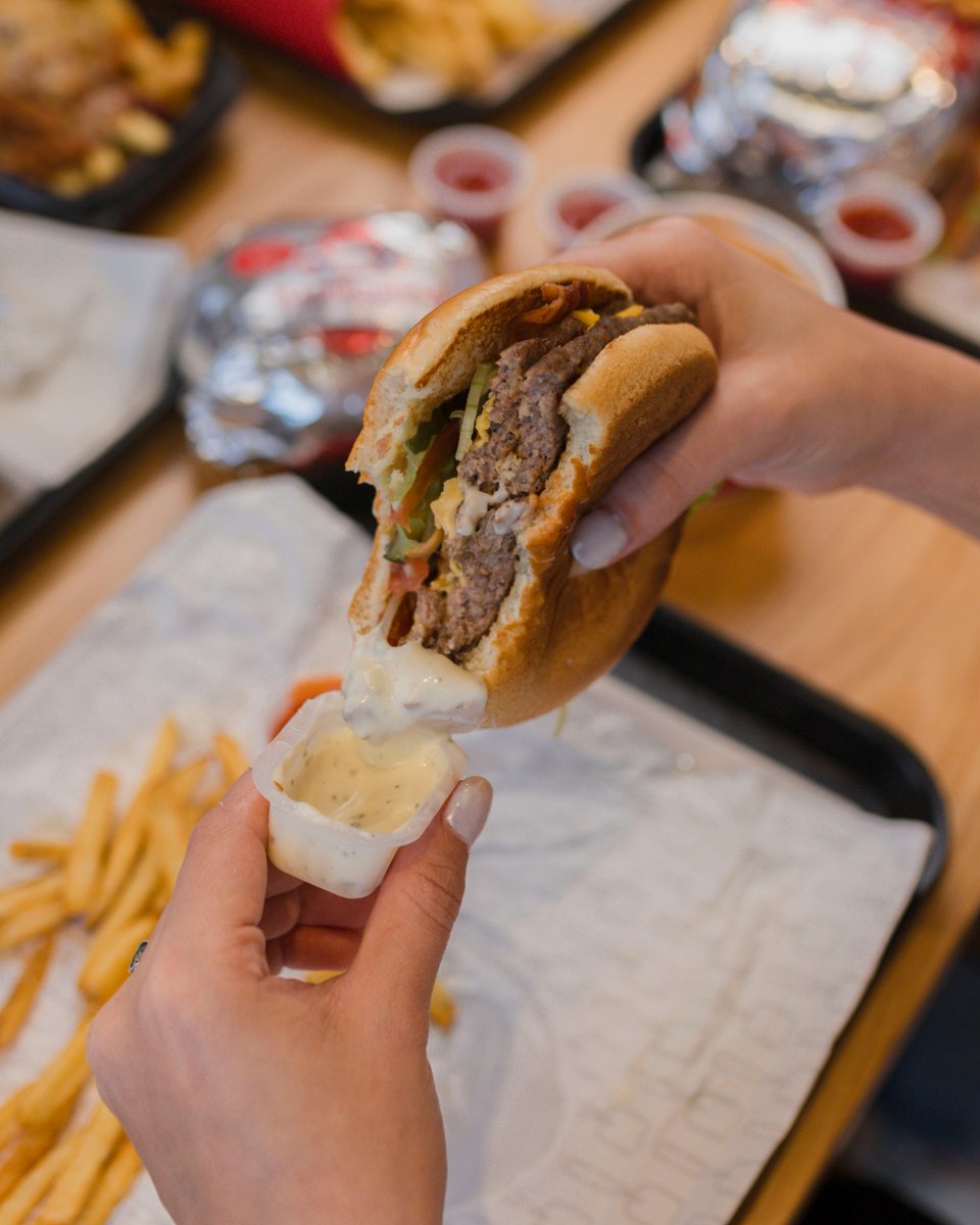 Wendys_Mexico's tweet photo. Después de un largo día de trabajo, mereces algo que sí te haga sonreír. ¡Ven por tu combo favorito! 😏❤️

📍 Km 12.7 Carretera Mérida-Progreso. Int. Estacionamiento Súper Akí Xcanatún. 
               
#WendysXcanatun #Wendys #Hamburguesas #Mérida https://t.co/CCNIQn2fpI
