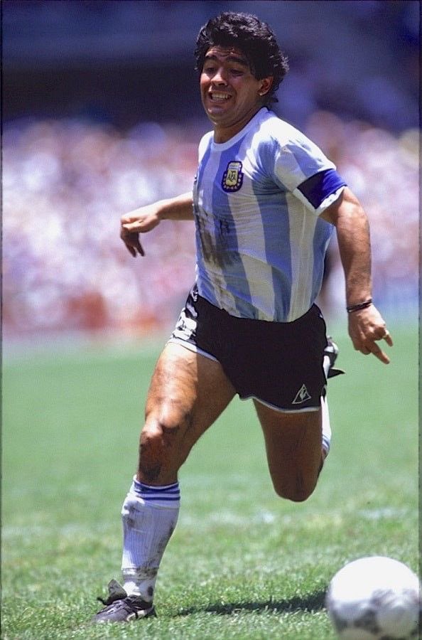 ¿Existe o existió una persona que sea o haya sido más estética saliendo en una foto que Diego Maradona?

Toda foto suya recae en un fondo de pantalla para el celular.

#DiegoEterno #ElDiezPerfecto