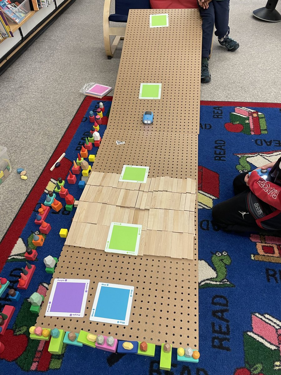 Trying out new courses with new levels with @Sphero Indi! Also added in a “crowd” using loose parts, to watch the big race! @SelwynTdsb @tdsb @TDSBLibrary @ProfLibraryTDSB @npersaudLC4 @TDSB_STEM  #ONSchoolLibraries #SchoolLibraryJoy #SchoolLibrary #onted