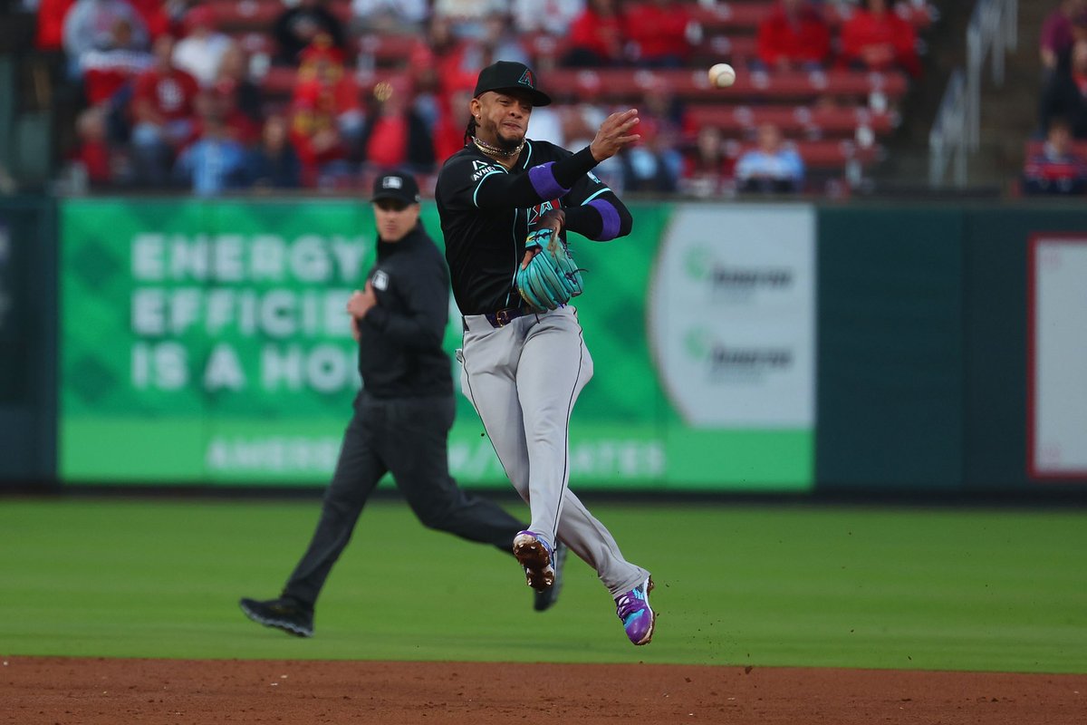 Ketel Marte no solo está teniendo una gran temporada ofensiva, también la está teniendo con el guante. 📌Tercer mejor DRS de la MLB con 8 📌6 outs por encima del promedio 📌2 errores en 177 oportunidades